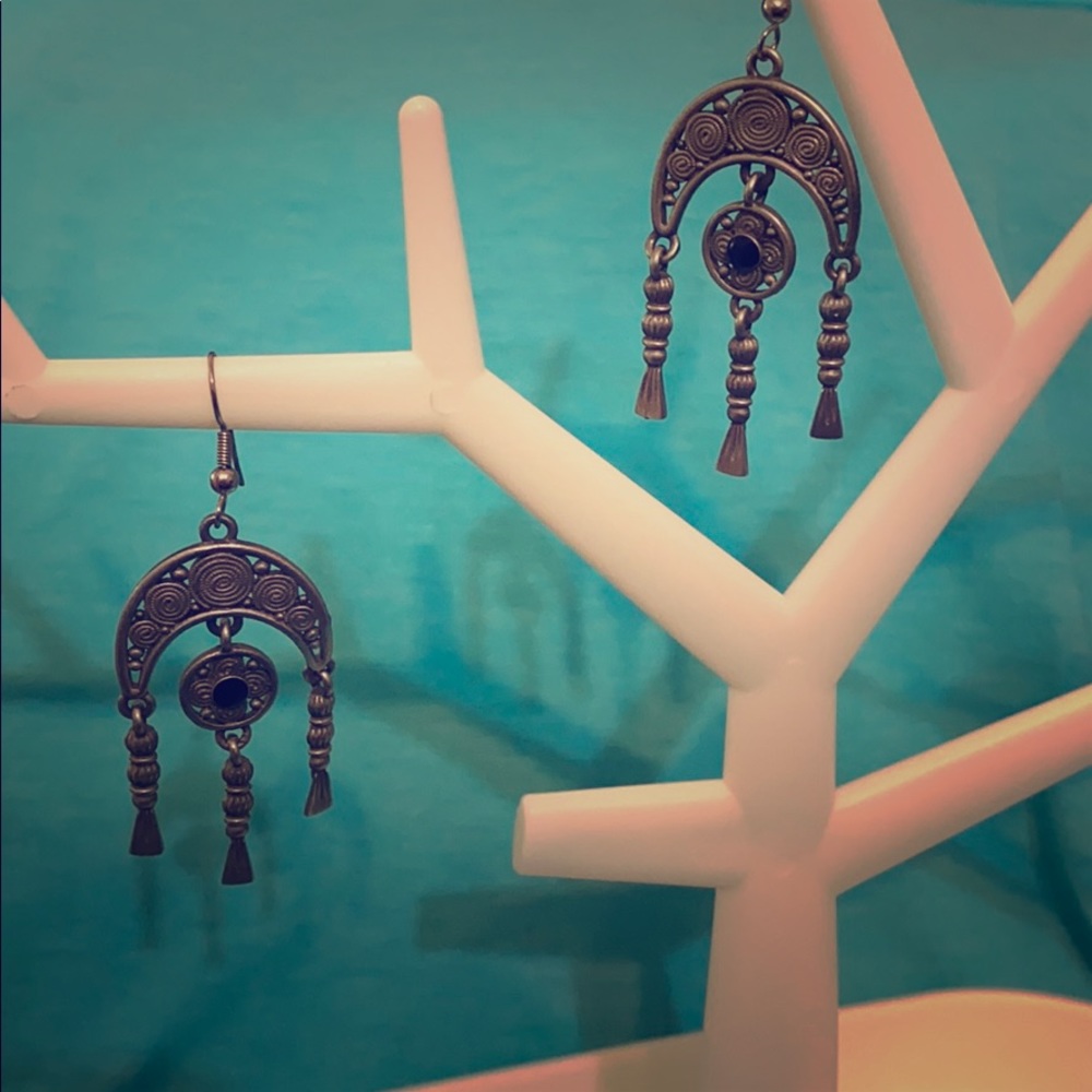 3/10$🛍 Silver crescent earrings